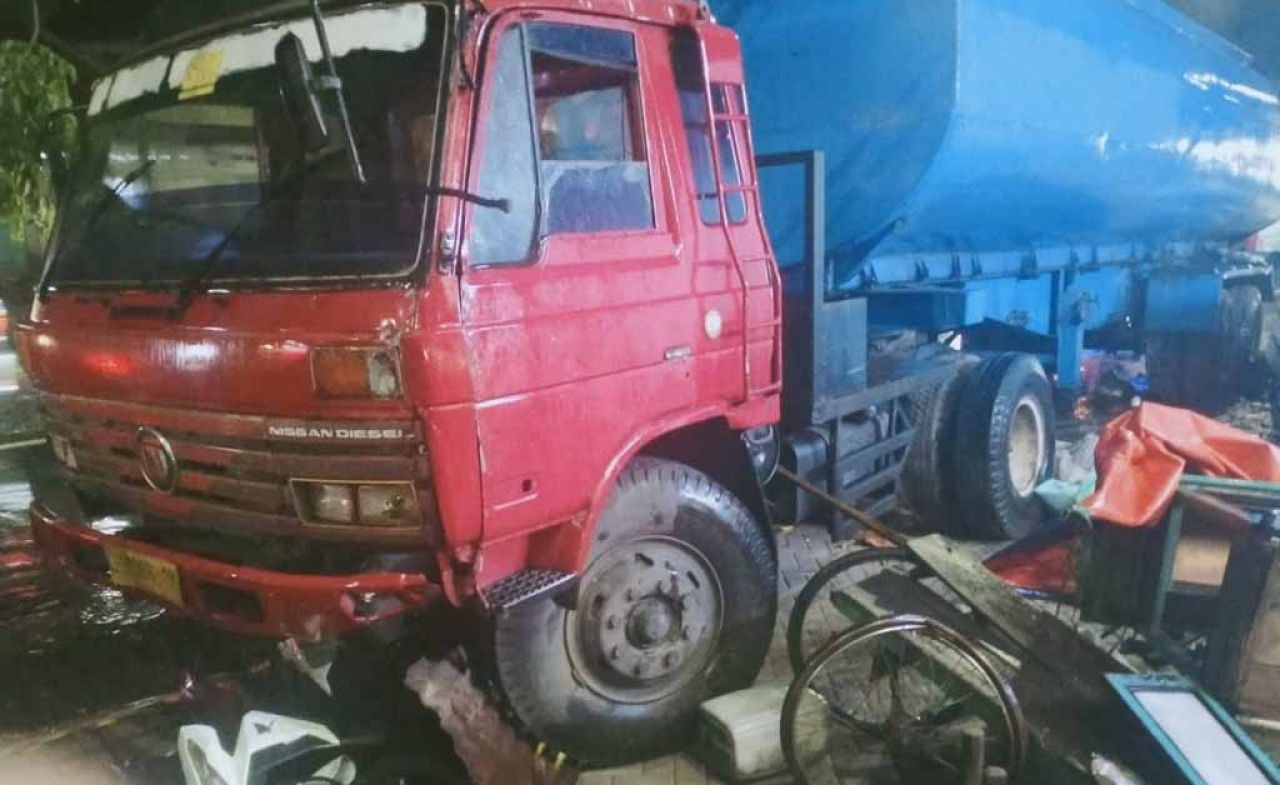 Truk tangki tabrak warung dan orang di Sidoarjo (Foto: istimewa)
