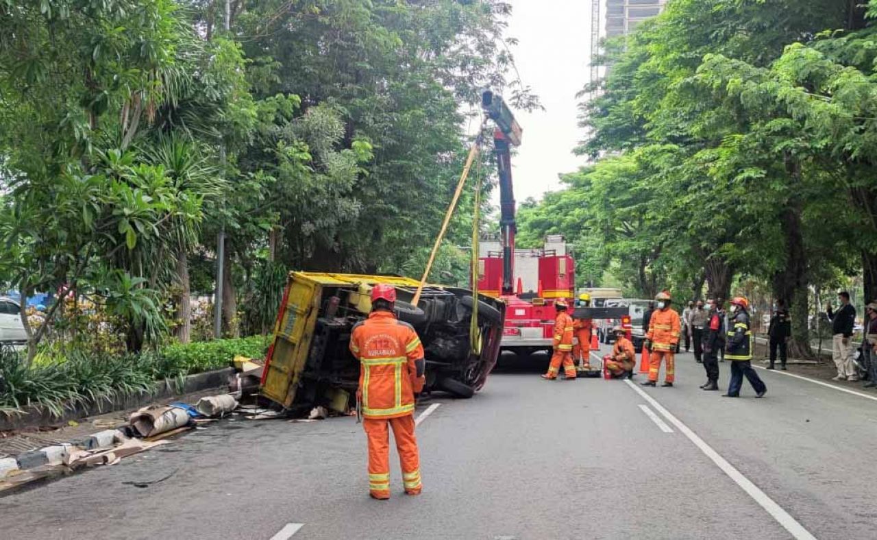 Truk yang terbalik dievakuasi dengan derek Surya 26 (Foto-foto: istimewa)