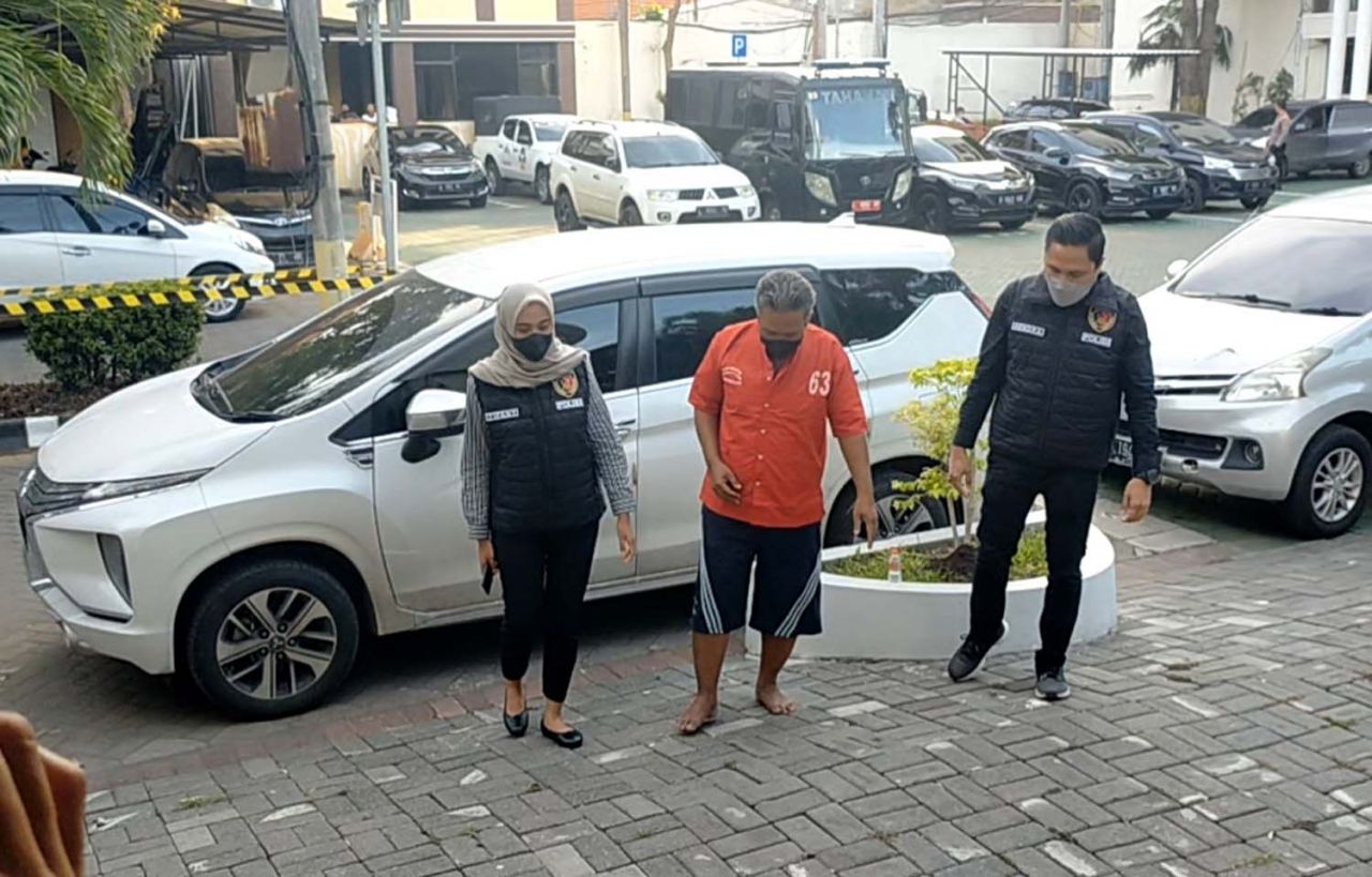 Kondisi tukang becak (tengah) yang hamili remaja disabilitas di Surabaya