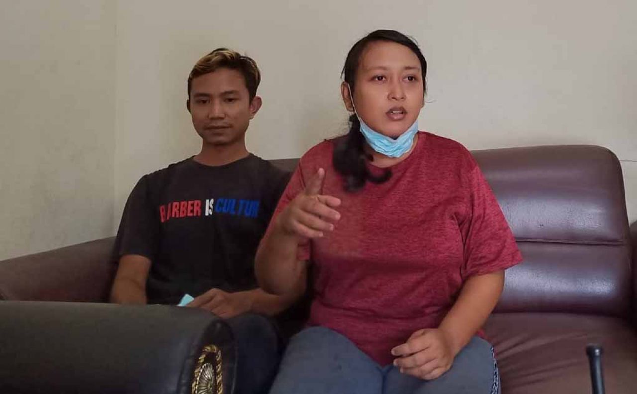 Tias dan Samsul Huda saat datang ke Polsek Balongbendo (Foto: Achmad SUpriyadi/jatimnow.com)