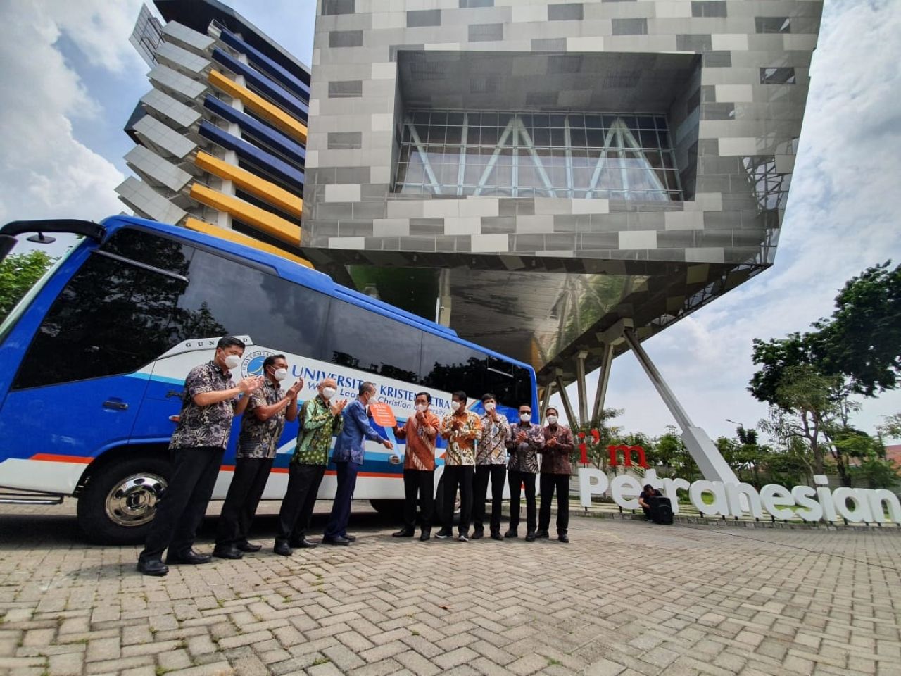 UK Petra menerima satu unit bus operasional, sebagai kado dari PT Bank Negara Indonesia (Persero) Tbk.