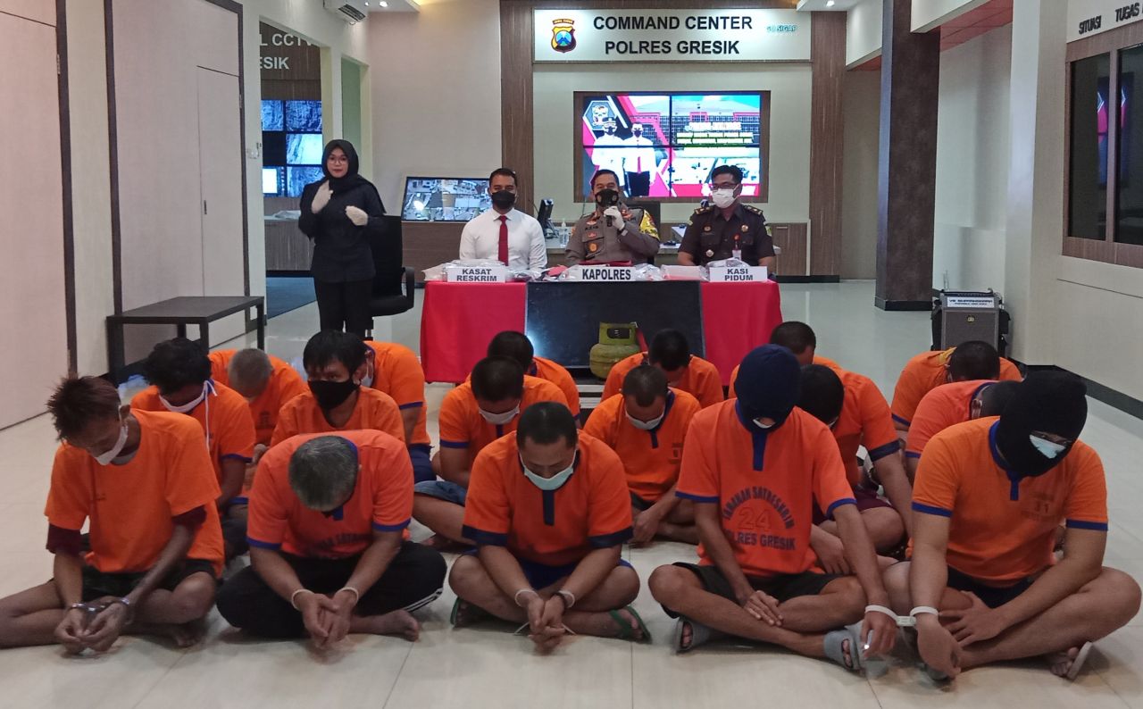 Tersangka kasus pembunuhan dan kasus lain yang diungkap Polres Gresik selama satu bulan