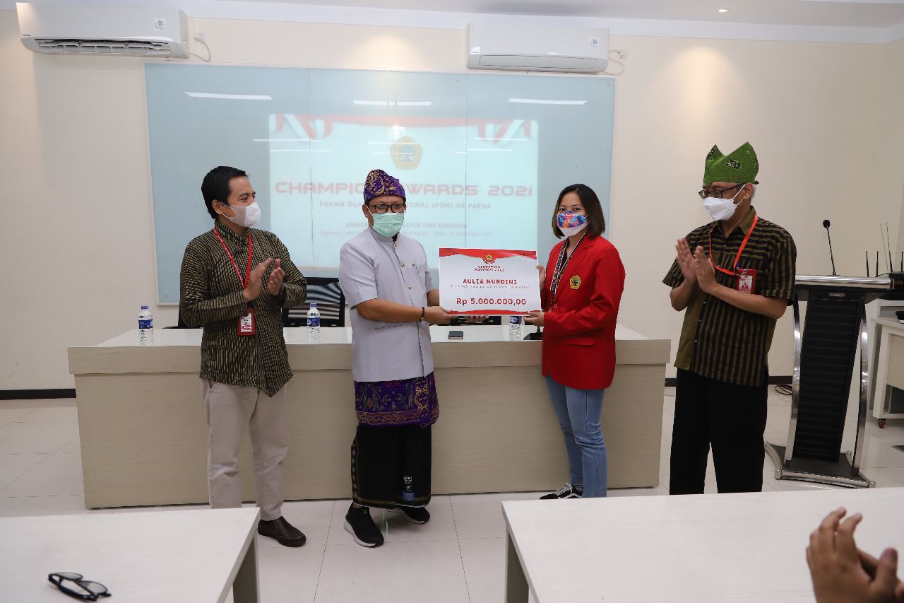 Untag Surabaya berikan apresiasi mahasiswa peraih medali di PON Papua 2021.
