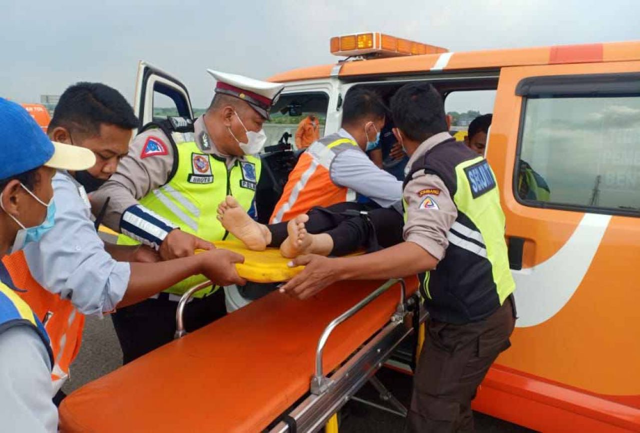 Petugas mengevakuasi korban (Foto-foto: istimewa)