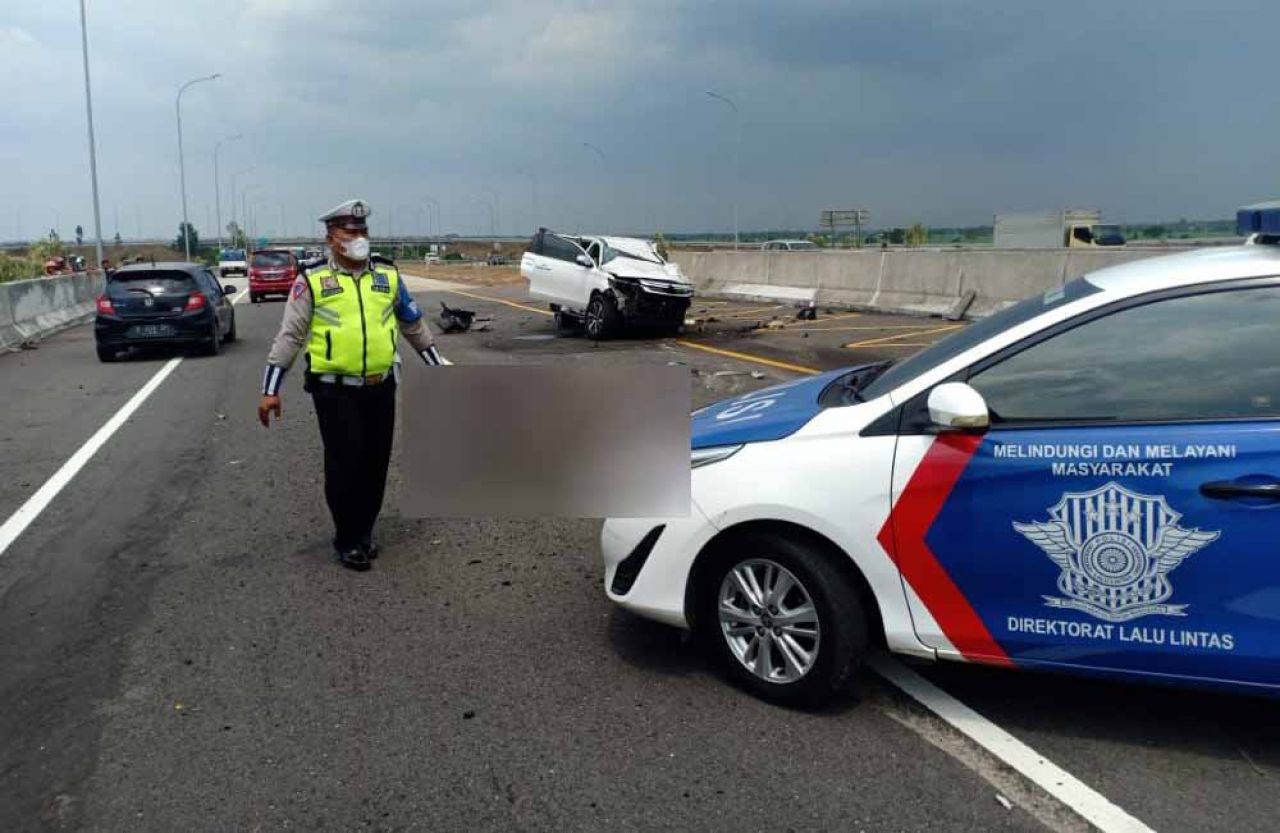 Polisi mengevakuasi jenazah Vanessa Angel di KM 672 Tol Jombang.