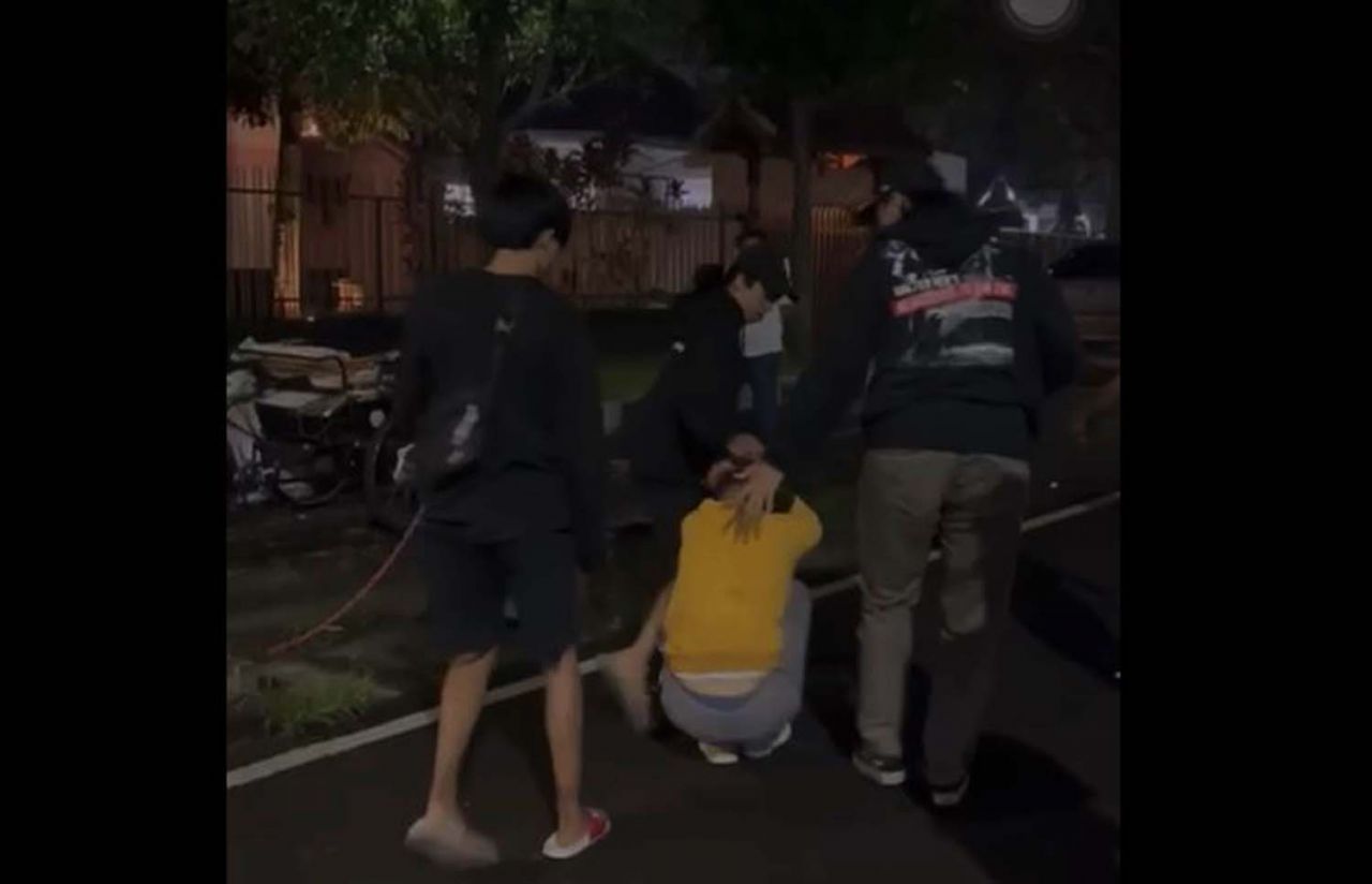 Tangkapan layar video viral pemuda dikeroyok di Kota Malang