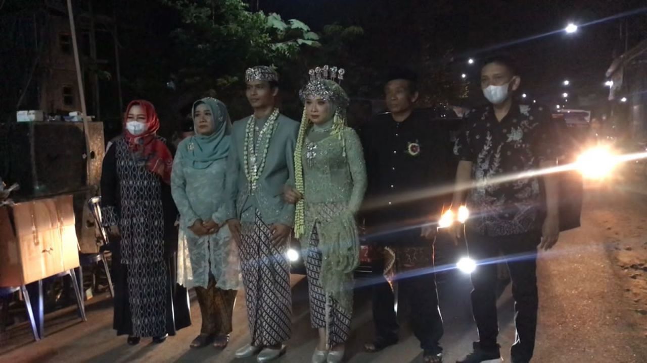 Wabup Ponorogo, Lisdyarita dan suami mengiringi pernikahan warga menggunakan mobil dinasnya.