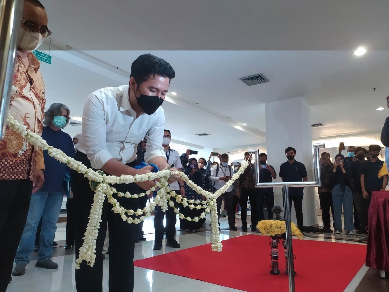 Wakil Gubernur Jawa Timur, Emil Elistianto Dardak saat peresmian sentra HKI PENS. (Foto: Shella Shofiyannajah/jatimnow.com)