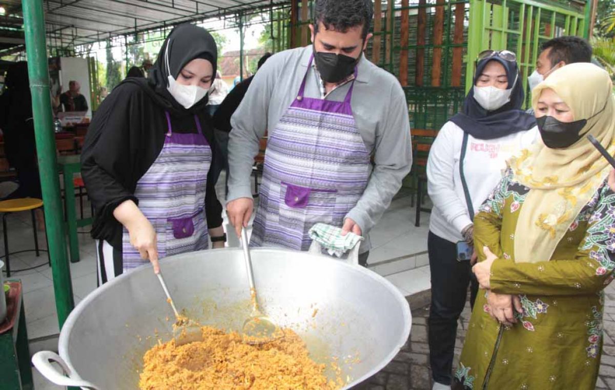 Wali Kota Hadi dan istri membuat nasgor kebuli mangga