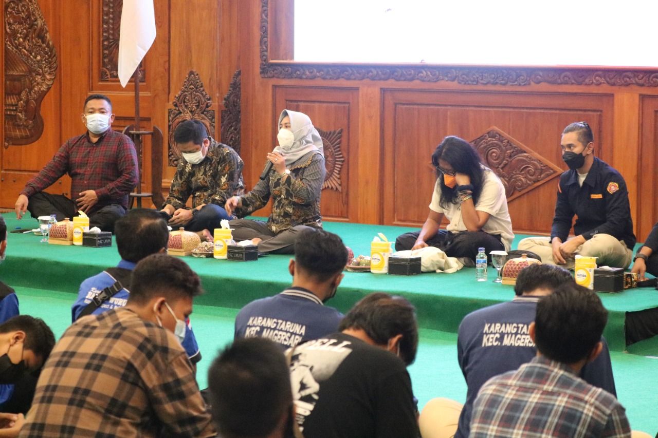 Wali Kota Mojokerto Ika Puspitasari saat berdialog dengan pemuda.
