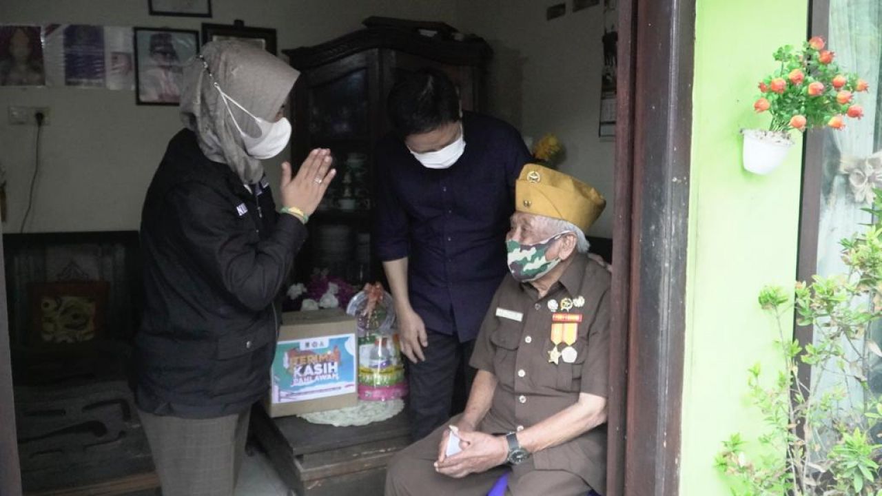 Wali Kota Mojokerto Ika Puspitasari dan suami mengunjungi veteran di Kranggan, Kota Mojokerto.