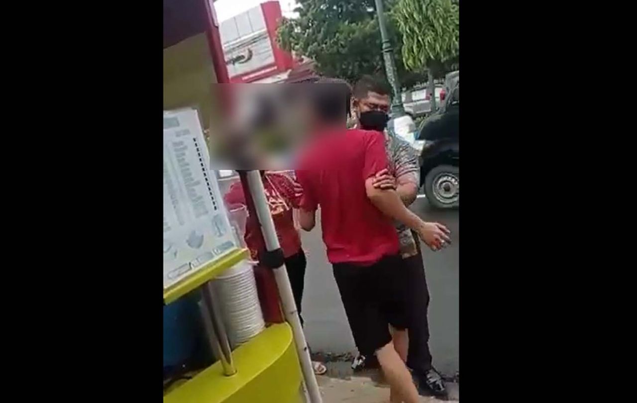 Polisi melerai cek cok pria dan wanita diduga suami istri di Madiun