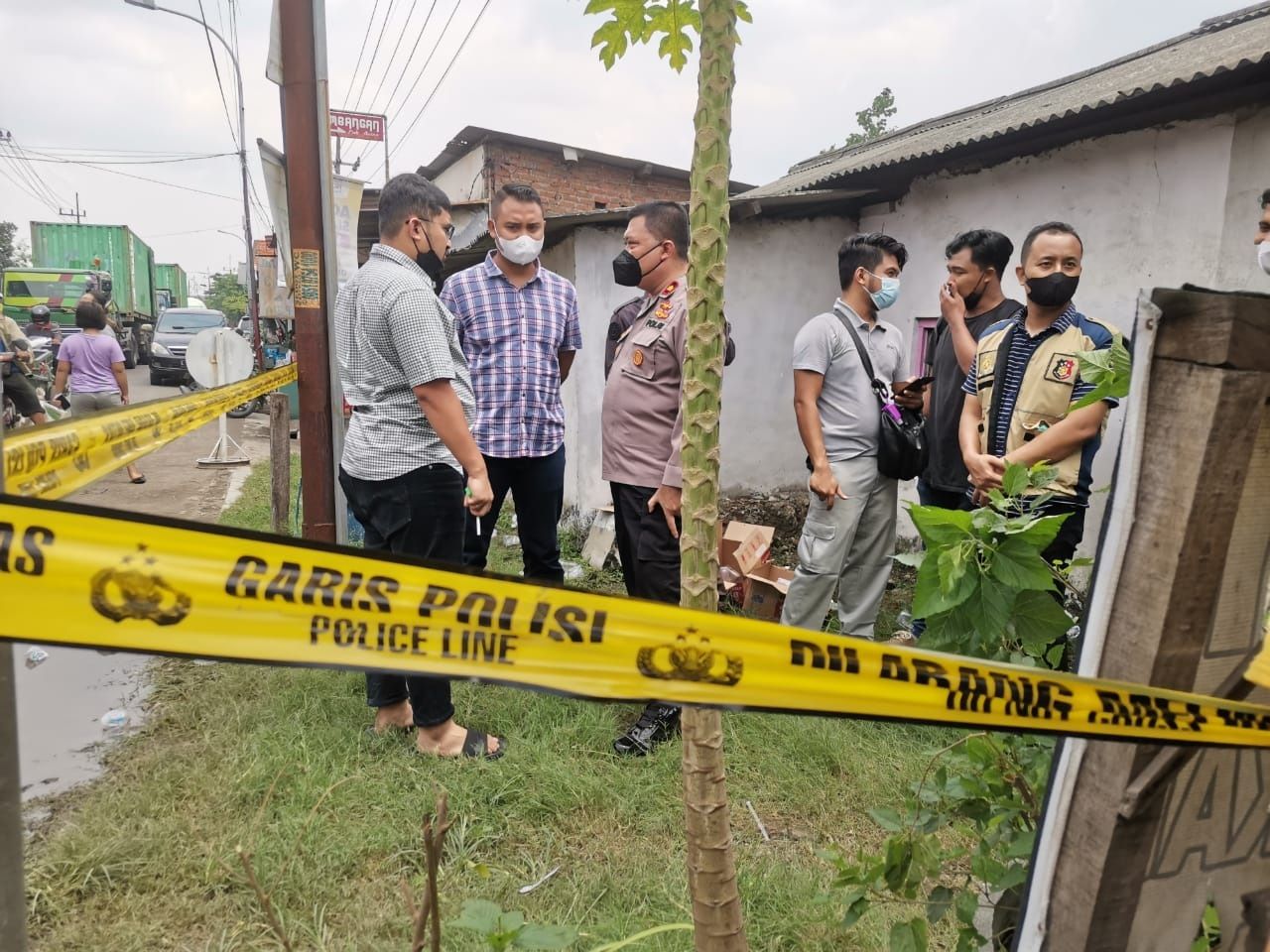 Polisi melakukan evakuasi di TKP penemuan ibu dan anak bersimbah darah. (Foto: Istimewa)