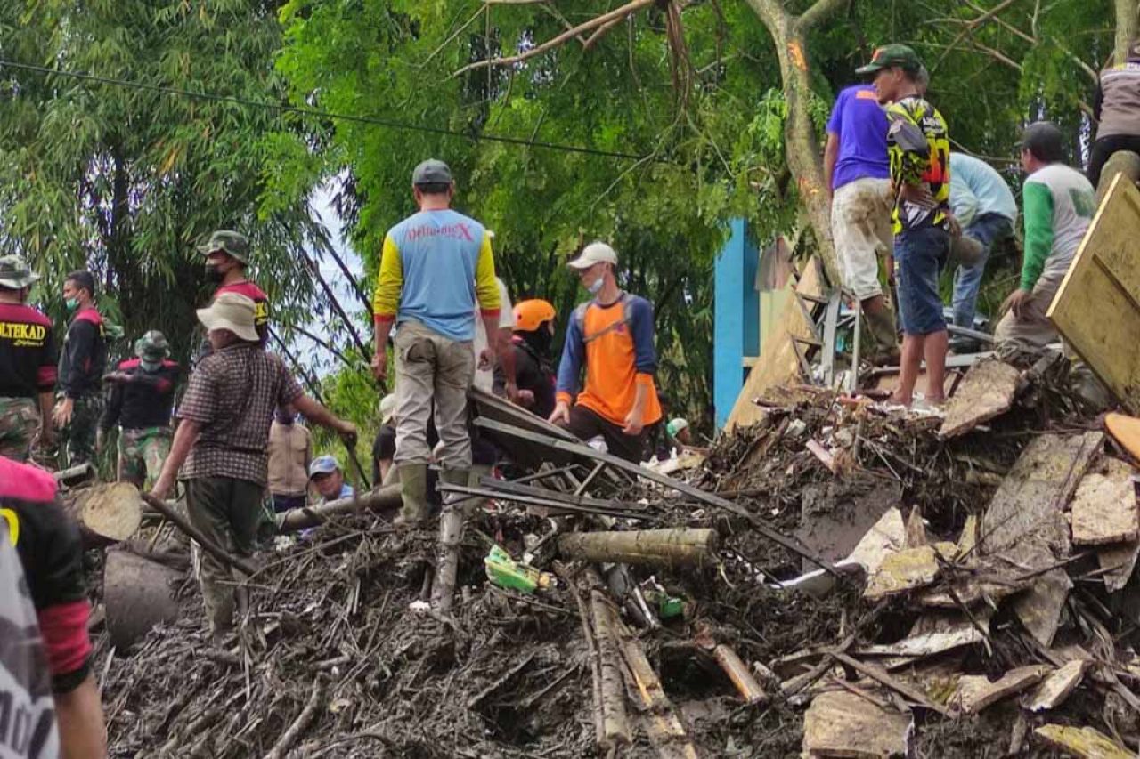 Warga Kota Batu bersihkan bekas banjir bandang (Foto: Galih Rakasiwi/jatimnow.com)