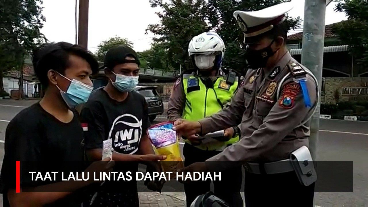 Video: Taat Lalu Lintas, Dapat Hadiah dari Polisi