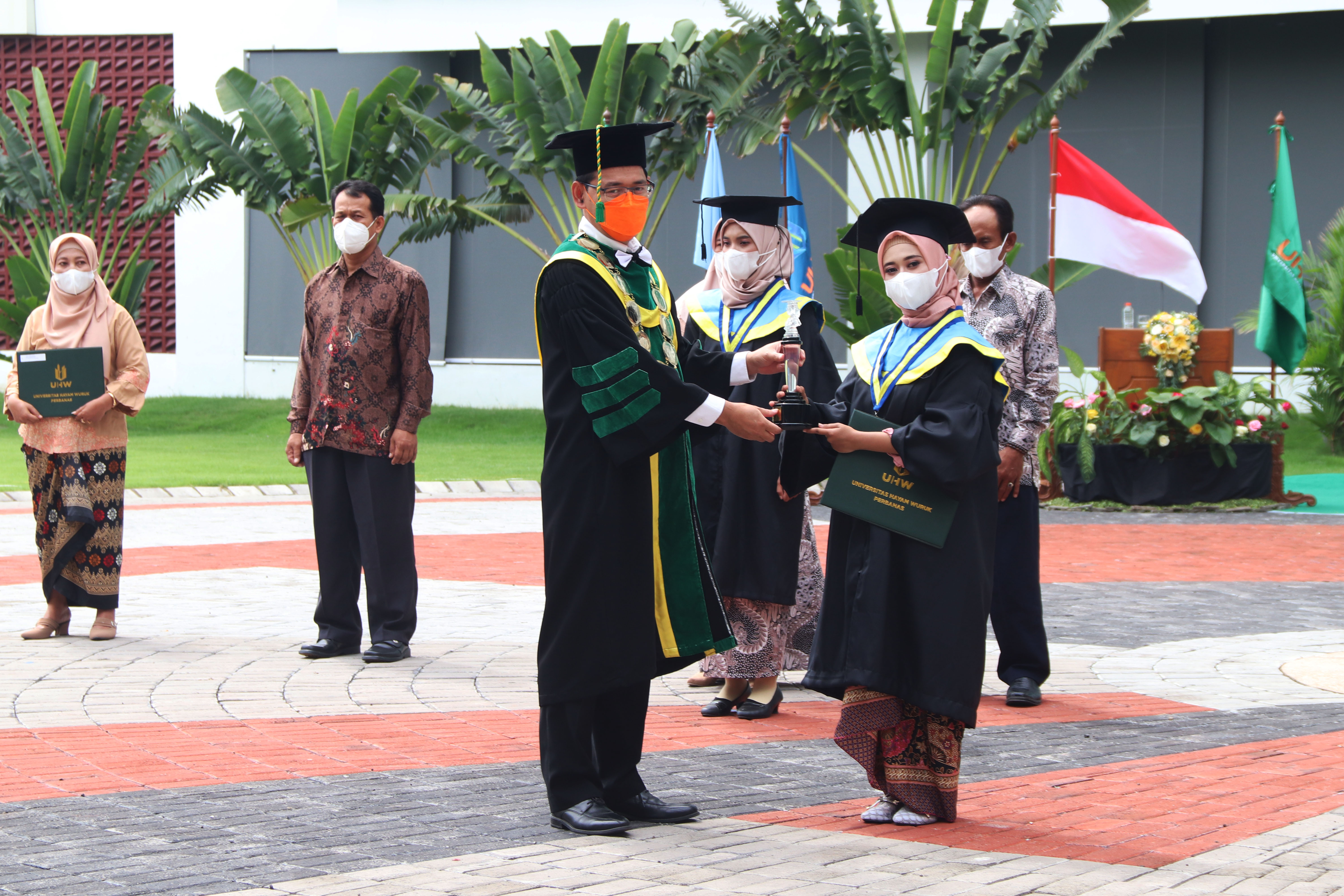 Wisudawan terbaik Universitas hayam Wuruk Perbanas, Davi Ramadhani.
