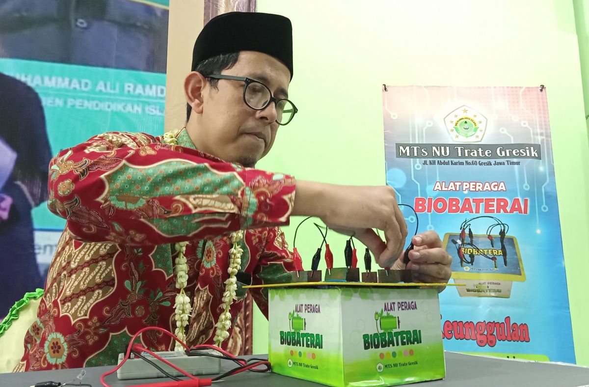 Guru MTs NU Terate Gresik, Muhammad Faiq Rofiqi menunjukkan alat peraga Biobaterai (Foto-foto: Sahlul Fahmi/jatimnow.com)
