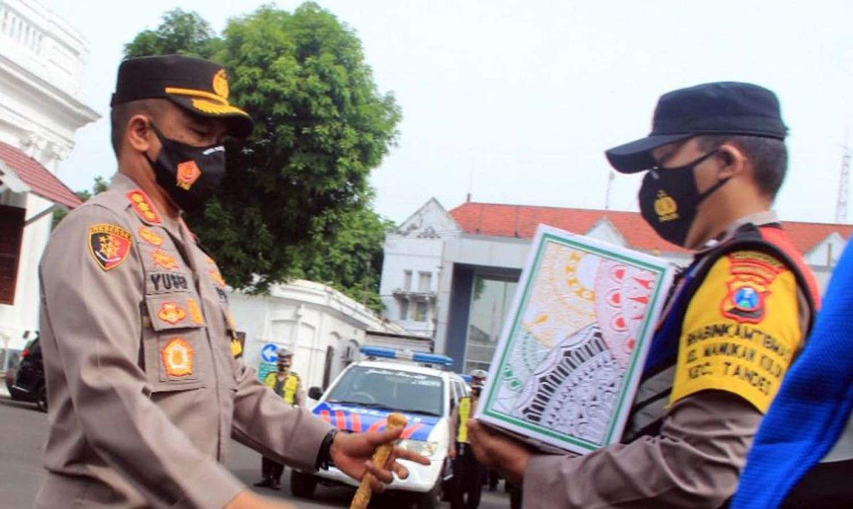 Kapolrestabes Surabaya, Kombes Pol Akhmad Yusep Gunawan menyerahkan paket sembako dari Alumni Akpol 2004 melalui Bhabinkamtibmas polsek jajaran