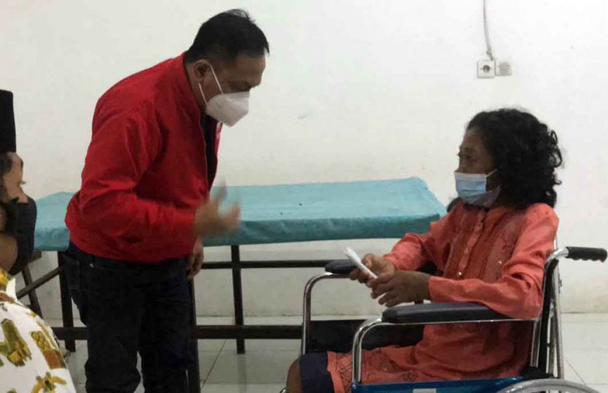 Anas Karno saat mengunjungi Elok di Liponsos Surabaya. (Foto: Dok. jatimnow.com)