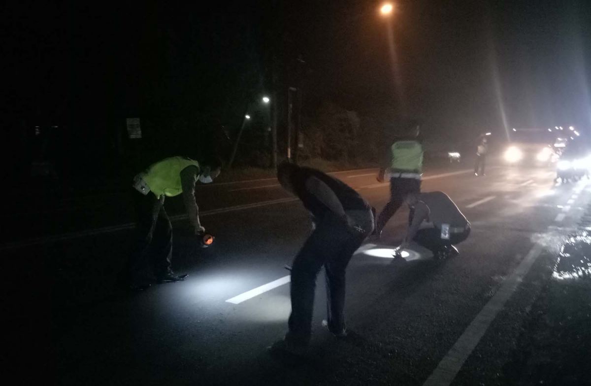 Polisi melakukan olah TKP di lokasi kecelakaan dengan korban anggota TNI AL di Pasuruan (Foto: Moch. Rois/jatimnow.com)