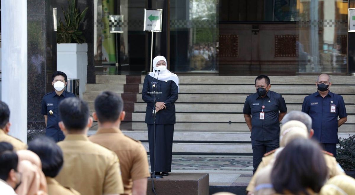 Gubernur Jatim Khofifah Indar Parawansa saat memimpin apel pagi. (Foto: dok Pemprov Jatim/jatimnow.com)