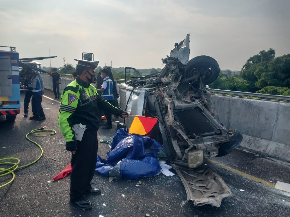 Suzuki APV Nopol B 1762 EFK menabrak truk Nopol P 9752 VD di Jalan Tol Gempol - Pasuruan Km 798.400. (Foto: PJR for jatimnow.com)