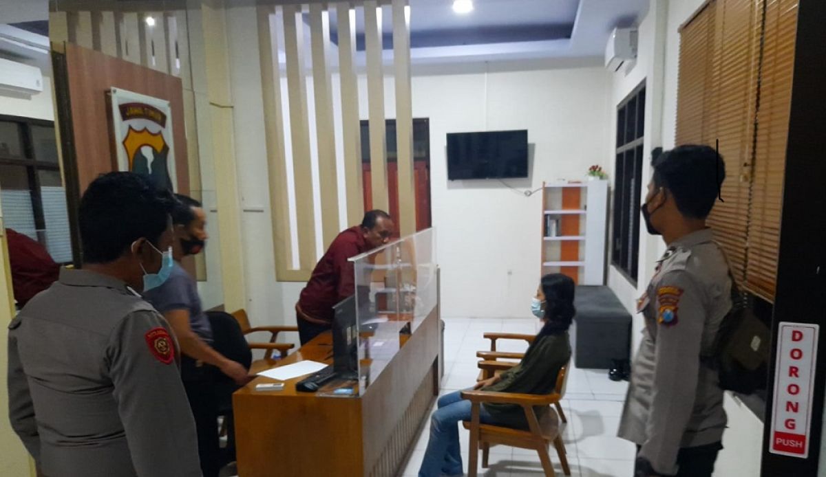 Baby sitter A saat diamankan di Polres Situbondo. (Foto: Humas Polres Situbondo)
