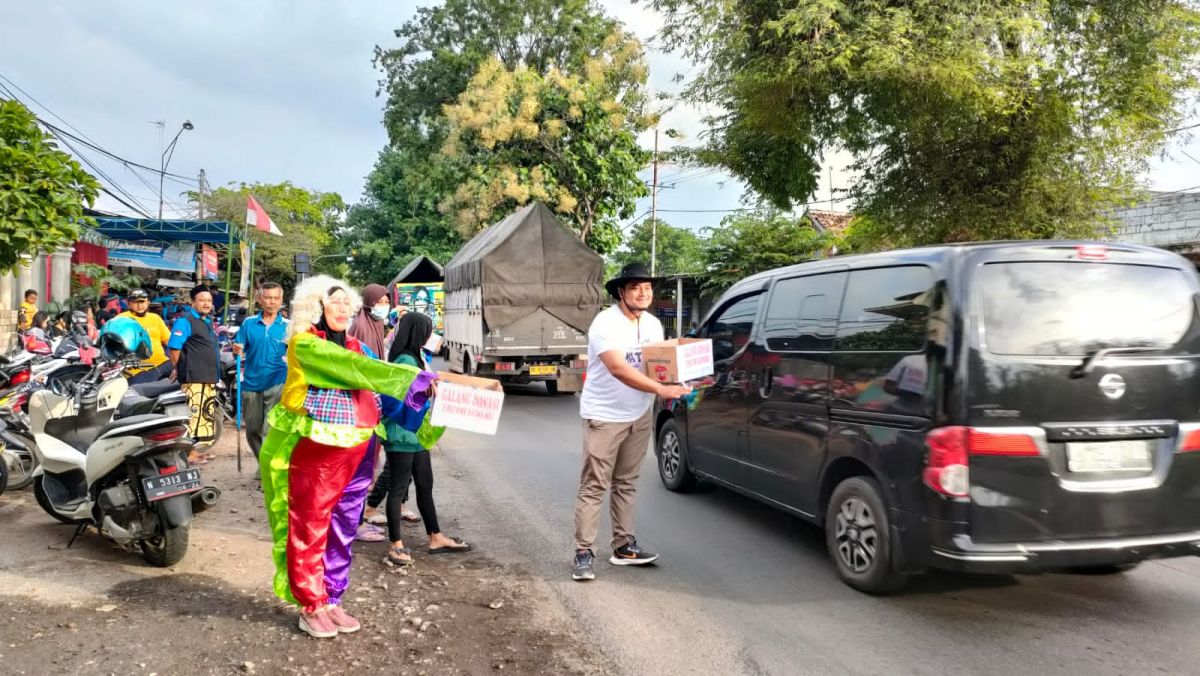 Komunitas Grogol Bisa, menggalang dana untuk korban erupsi Semeru. (Foto: Mahfud Hidayatullah/jatimnow.com)