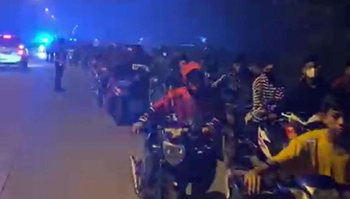 Pebalap liar mendorong motornya setelah terjaring razia. (Humas Polres Mojokerto/jatimnow.com)