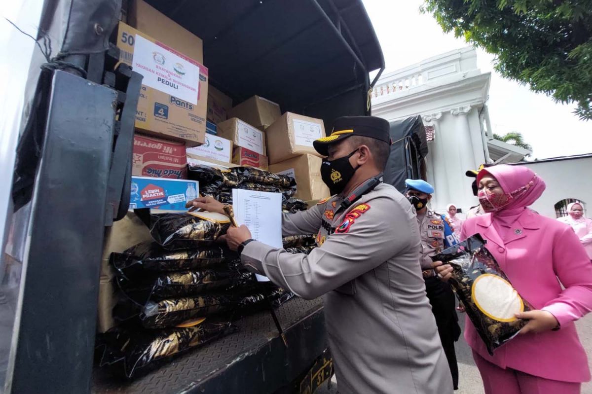 Kapolrestabes Surabaya, Kombes Pol Akhmad Yusep Gunawan didampingi Ketua Bhayangkari Cabang Kota Besar Surabaya, Ny. Gita Yusep memberangkatkan bantuan untuk korban erupsi Gunung Semeru (Foto: Farizal Tito/jatimnow.com)