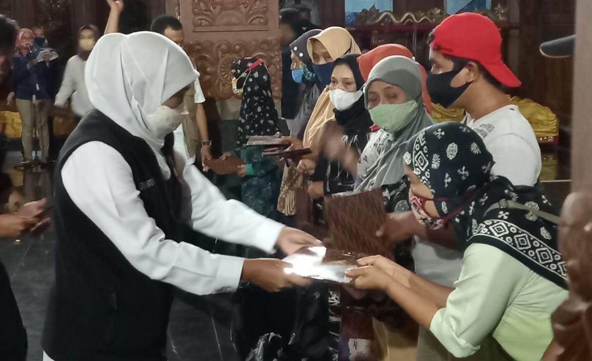 Gubernur Jatim Khofifah Indar Parawansa memberikan santunan bagi keluarga korban jembatan ambrol di Ponorogo. (Foto: Humas Pemkab Ponorogo/jatimnow.com)