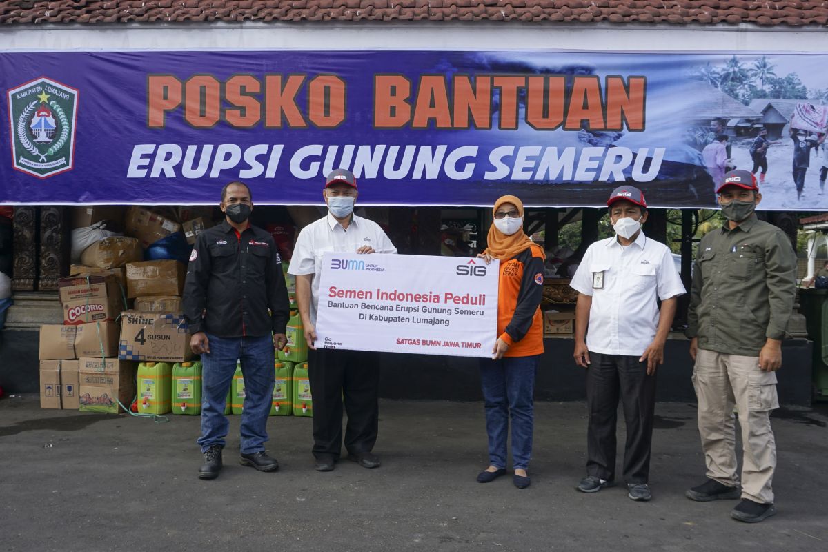 SIG Salurkan Bantuan Bahan Makanan dan Perlengkapan untuk Korban Erupsi Semeru