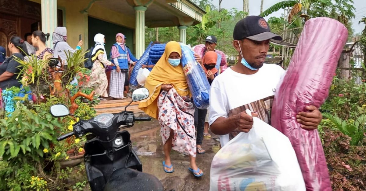 Warga terdampak erupsi Gunung Semeru usai menerima bantuan dari PT Smelting (Foto: Humas PT Smelting for jatimnow.com)