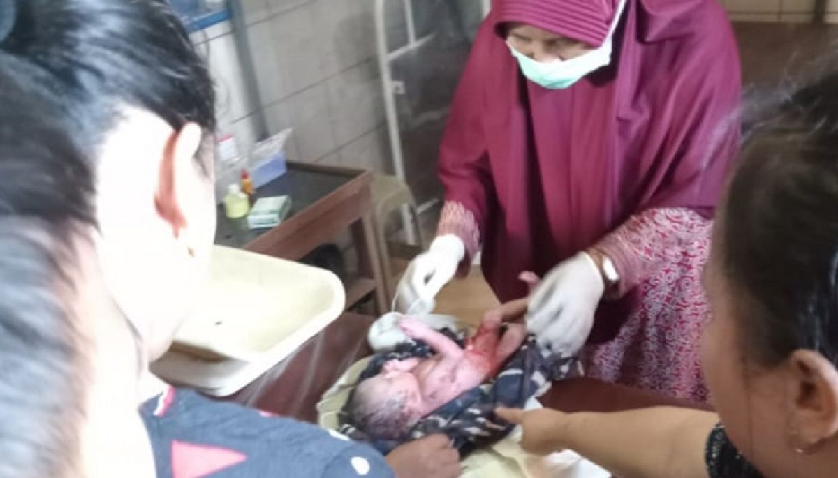 Bayi perempuan yang ditemukan di makam Bujuk Karjeleg, Desa Watulumbung, Kecamatan Lumbang, Kabupaten Pasuruan.  (Foto: Moch. Rois/jatimnow.com)