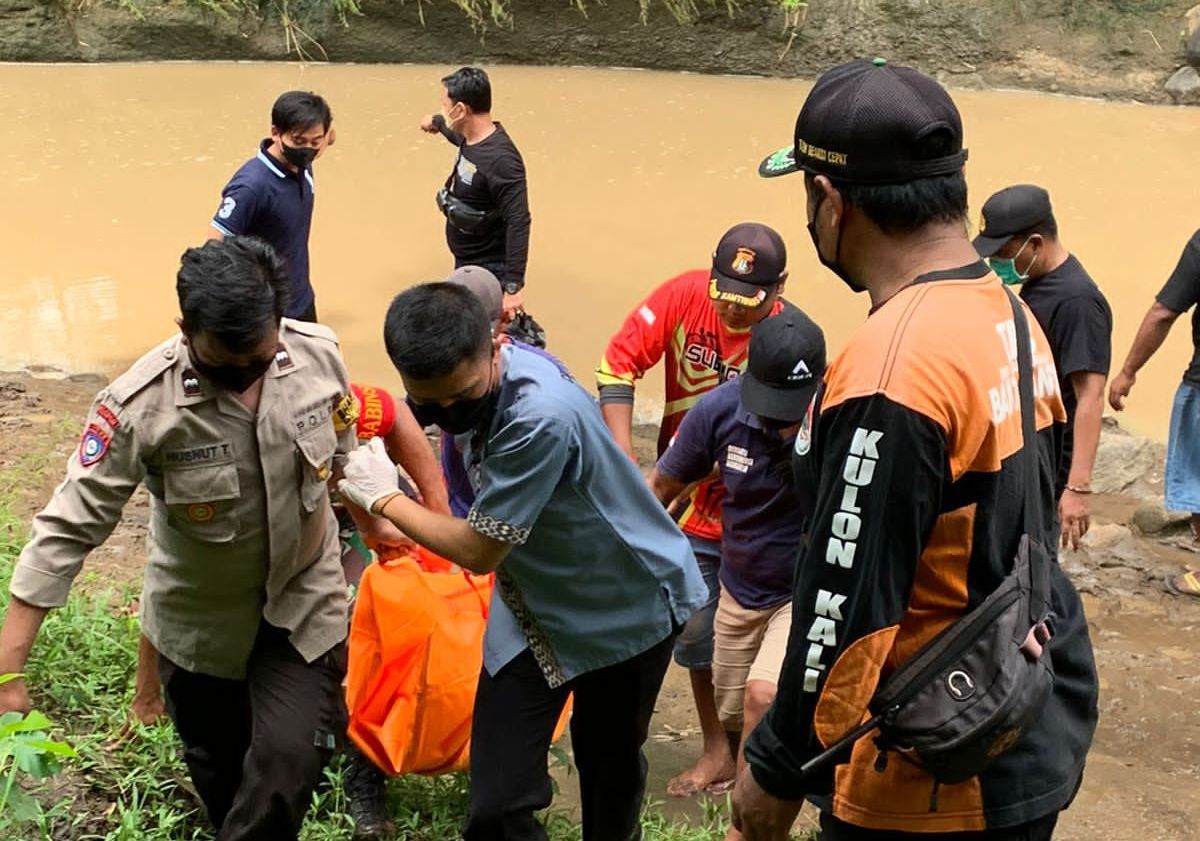 Petugas mengevakuasi bocah SD tenggelam di Sungai Prajegan. (Foto: dok Polsek Sukorejo/jatimnow.com)