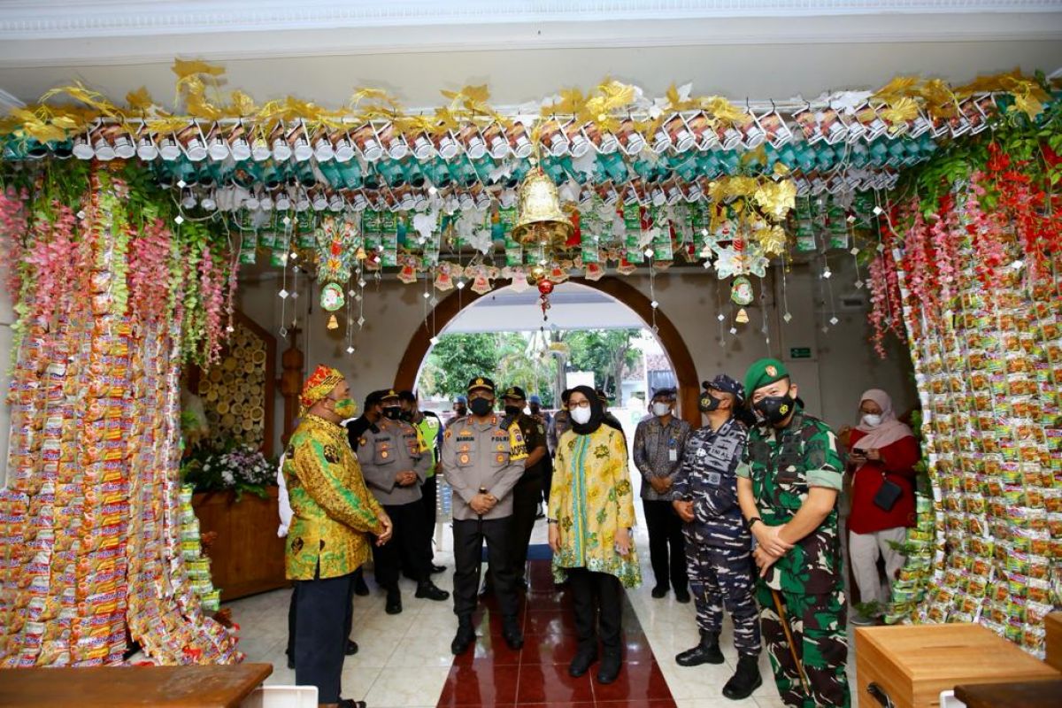 Bupati Banyuwangi Ipuk Fiestiandani  meninjau Gereja Katolik Maria Ratu damai. (Foto: Pemkab Banyuwangi/jatimnow.com)