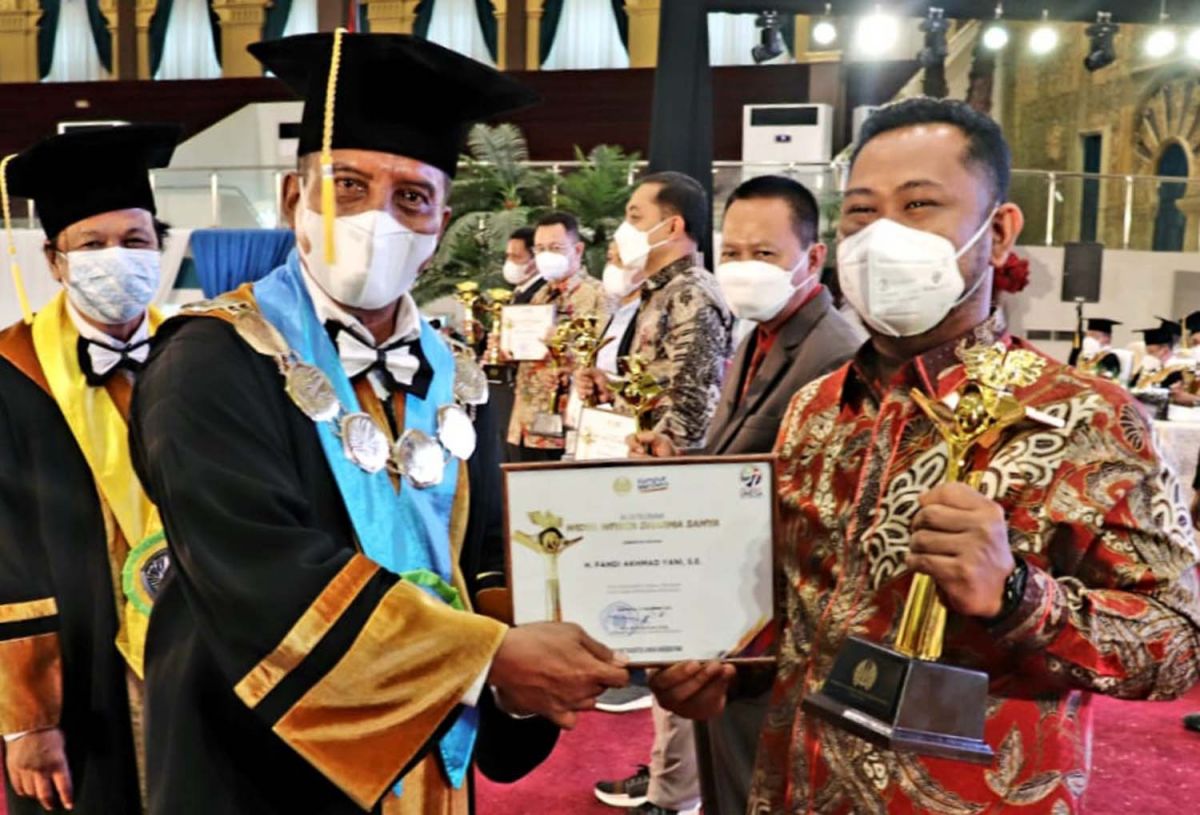 Bupati Gresik Fandi Akhmad Yani atau Gus Yani saat menerima penghargaan (Foto: Humas Pemkab Gresik for jatimnow.com)