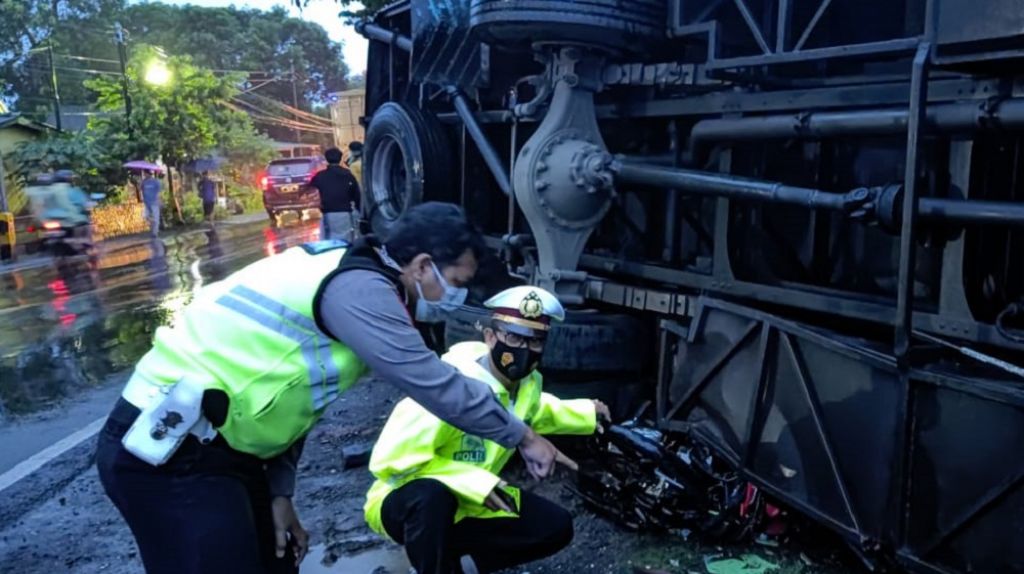 Kondisi bernopol N 7315 UQ yang terguling dan menewaskan seorang pemotor. (Foto: Mahfud Hidayatullah)