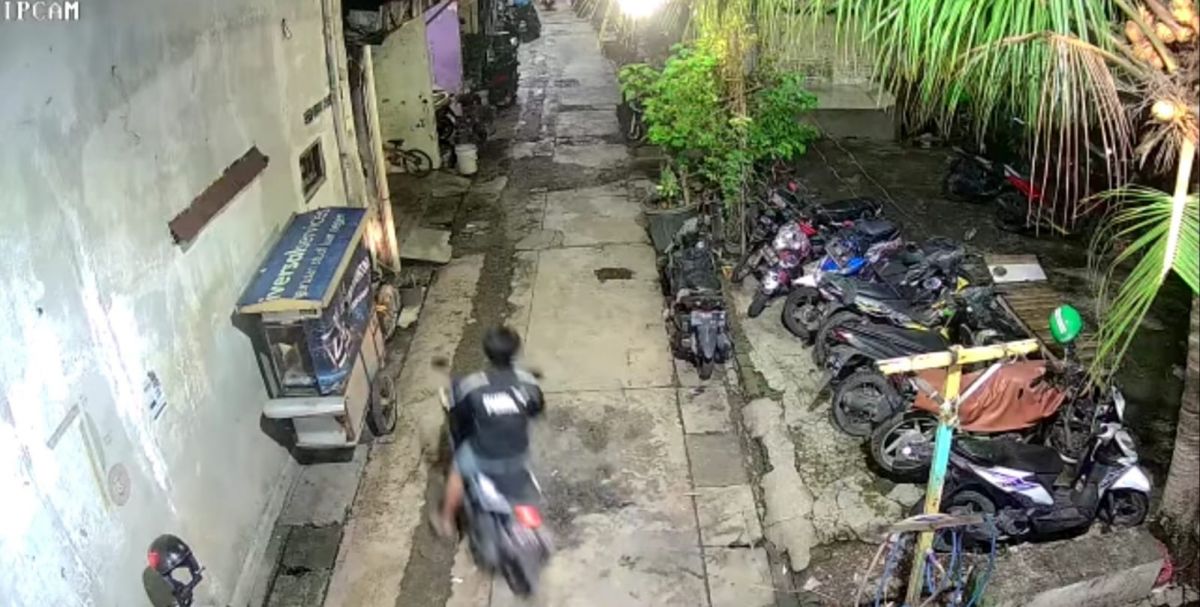 Aksi pencurian motor matik di Pandegiling terekam CCTV.