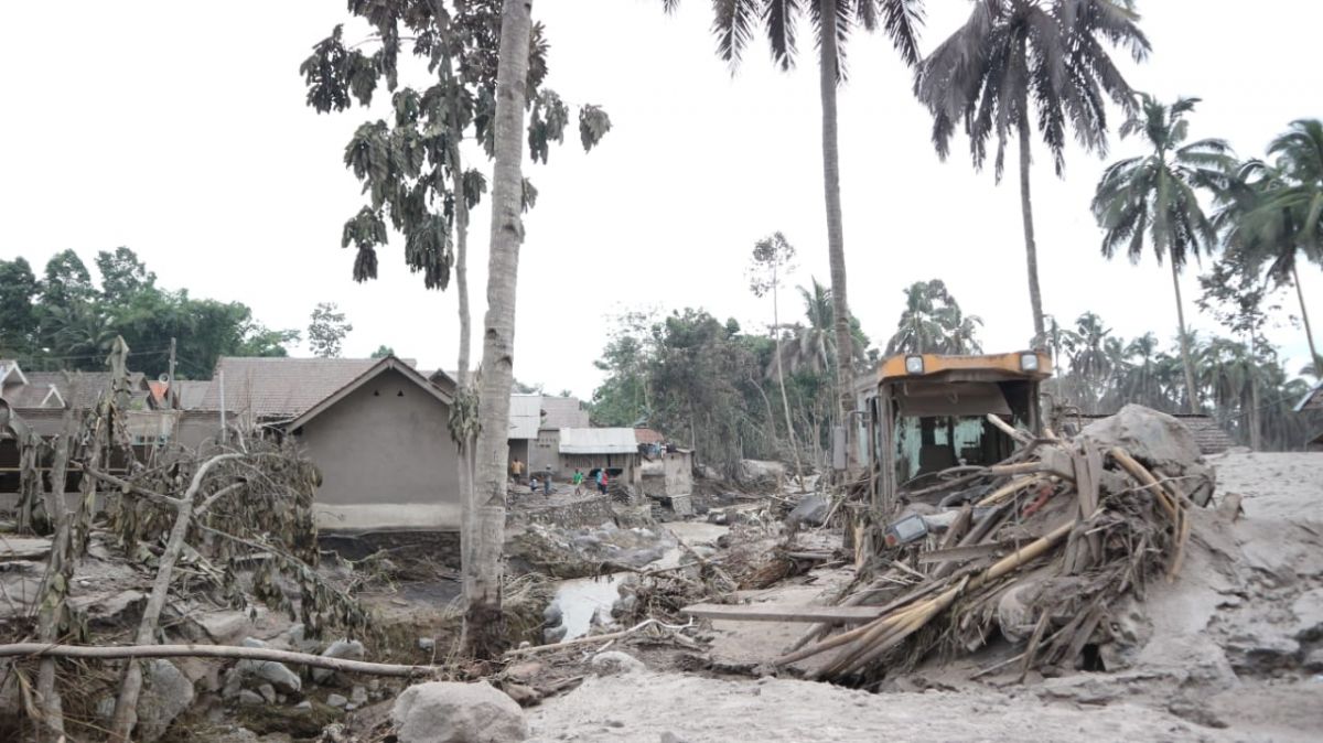 Dakmpak erupsi Gunung Semeru di Kecamatan Pronojiwo, Kabupaten Lumajang. (Foto: Fajar Mujianto/jatimnow.com)