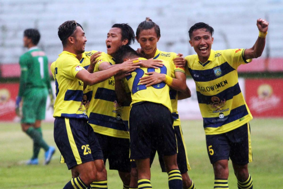 Euforia para pemain Gresik United setelah lolos ke semi final Liga 3 Jatim usai melibas Deltras Sidoarjo (Foto: Sahlul Fahmi/jatimnow.com)