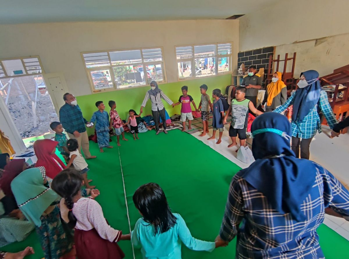 Dokter muda asal UMSurabaya mengajak anak-anak pengungsi erupsi Semeru bermain dan belajar bersama. (Foto: Humas UMSurabaya/jatimnow.com)