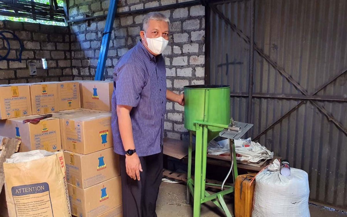 Dosen Untag Surabaya hibahkan alat peleburan aluminium berbahan bakar oli bekas