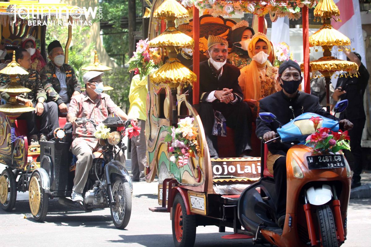 DPRD Gresik menggagas pernikahan bagi kaum dhuafa, Minggu (12/12/2021). (Foto: Sahlul Fahmi/jatimnow.com)