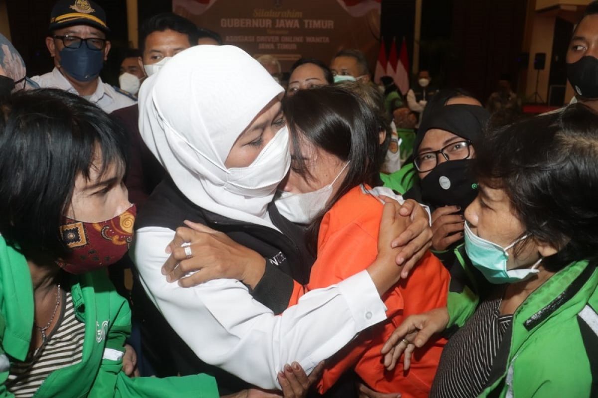 Gubernur Khofifah memeluk satu driver ojek online. (Foto: Dok. Humas Pemprov Jatim)