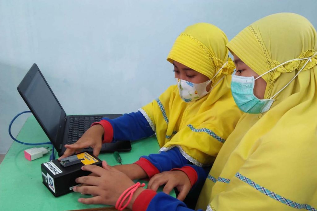 Dua siswi kelas V SD Muhammadiyah Manyar Gresik yang ciptakan alat pengukur kadar oksigen bagi tuna netra (Foto-foto: Istimewa)