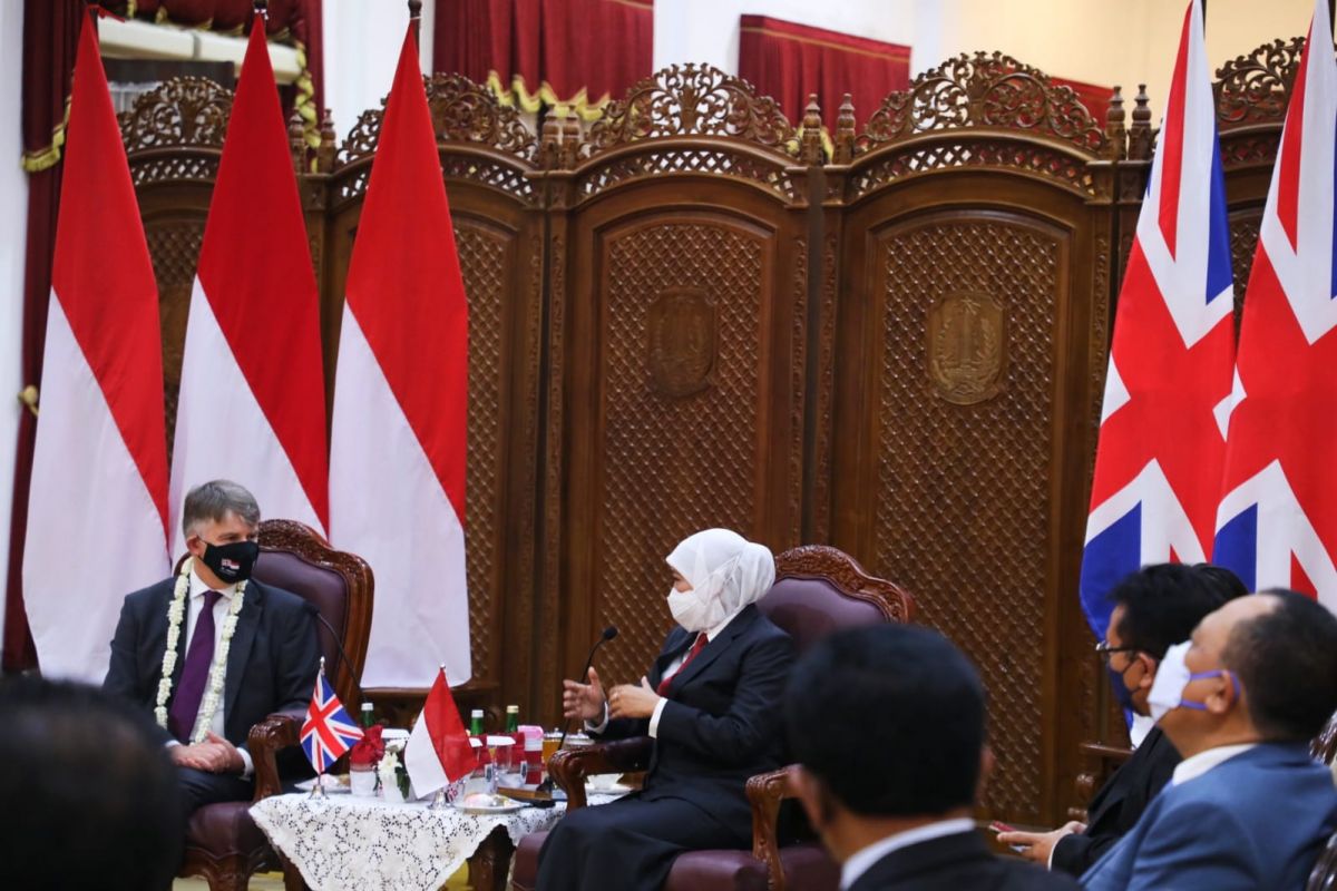 Duta Besar Inggris untuk Indonesia dan Timor Leste, Mr Owen Jenkins saat bertemu Gubernur Jawa Timur Khofifah Indar Parawansa. (Foto: Humas Pemprov Jatim)