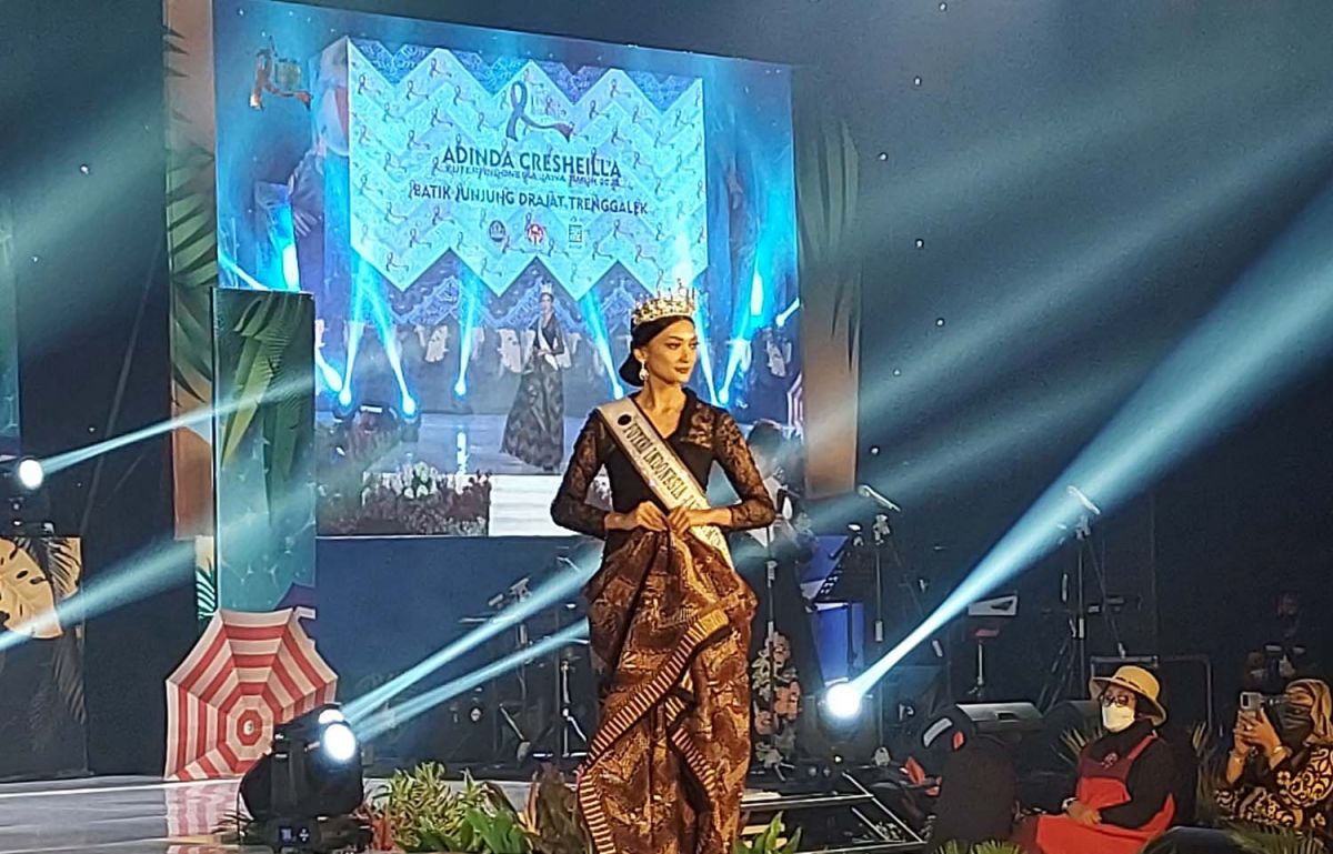 Putri Indonesia Jawa Timur Adinda Cresheila memperagakan kreasi batik asli Jatim (Foto-foto: Ni'am Kurniawan/jatimnow.com)