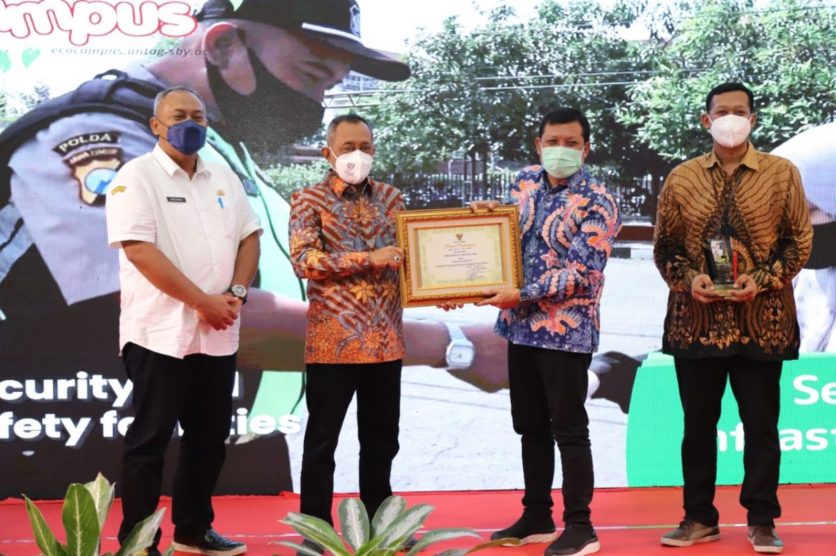 Rektor Untag Surabaya, Prof. Dr. Mulyanto Nugroho menerima penghargaan sebagai kampus terbaik III pada Lomba Eco Campus Tingkat Kota Surabaya Tahun 2021 (Foto: Humas Untag Surabaya)