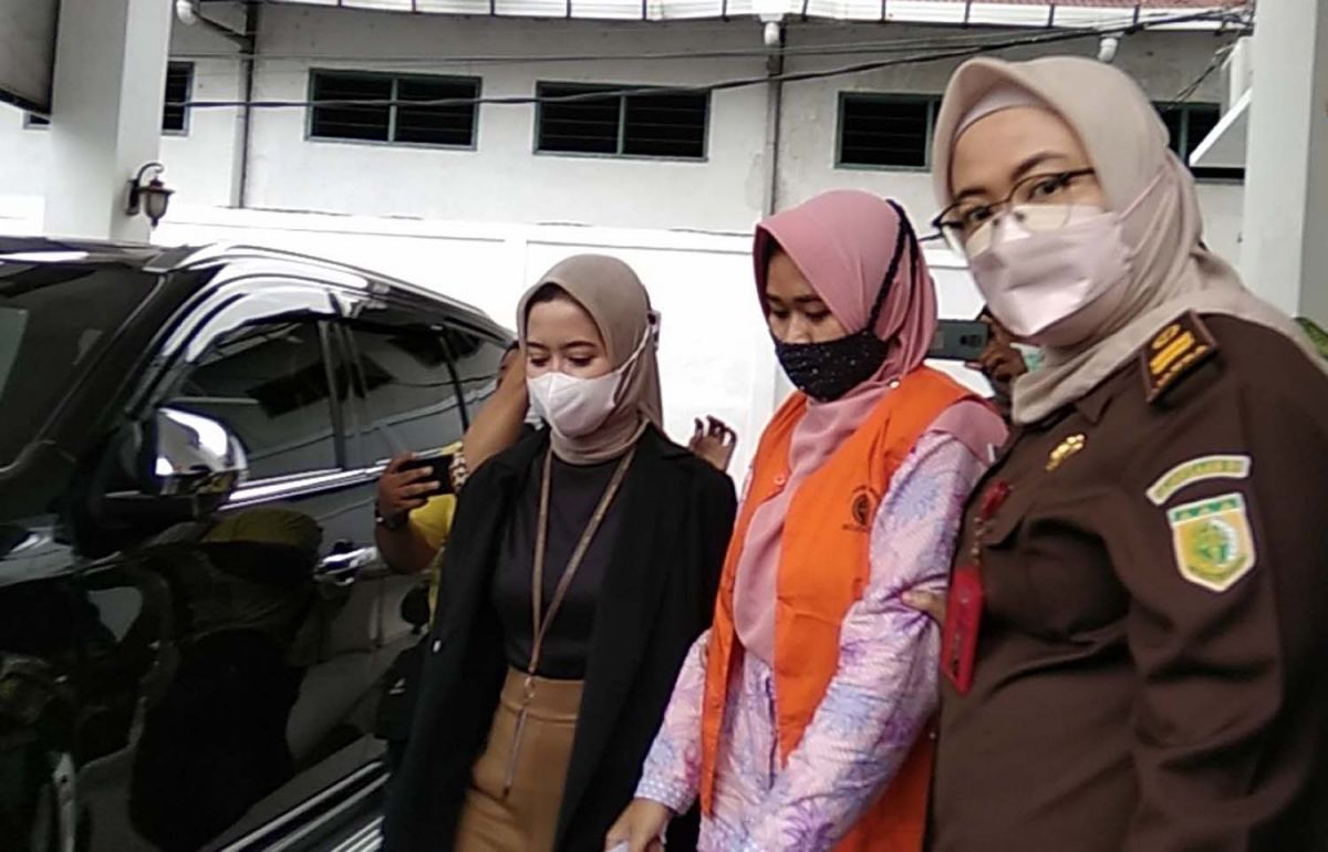 Tersangka saat akan dikeler ke Lapas Klas IIB Mojokerto